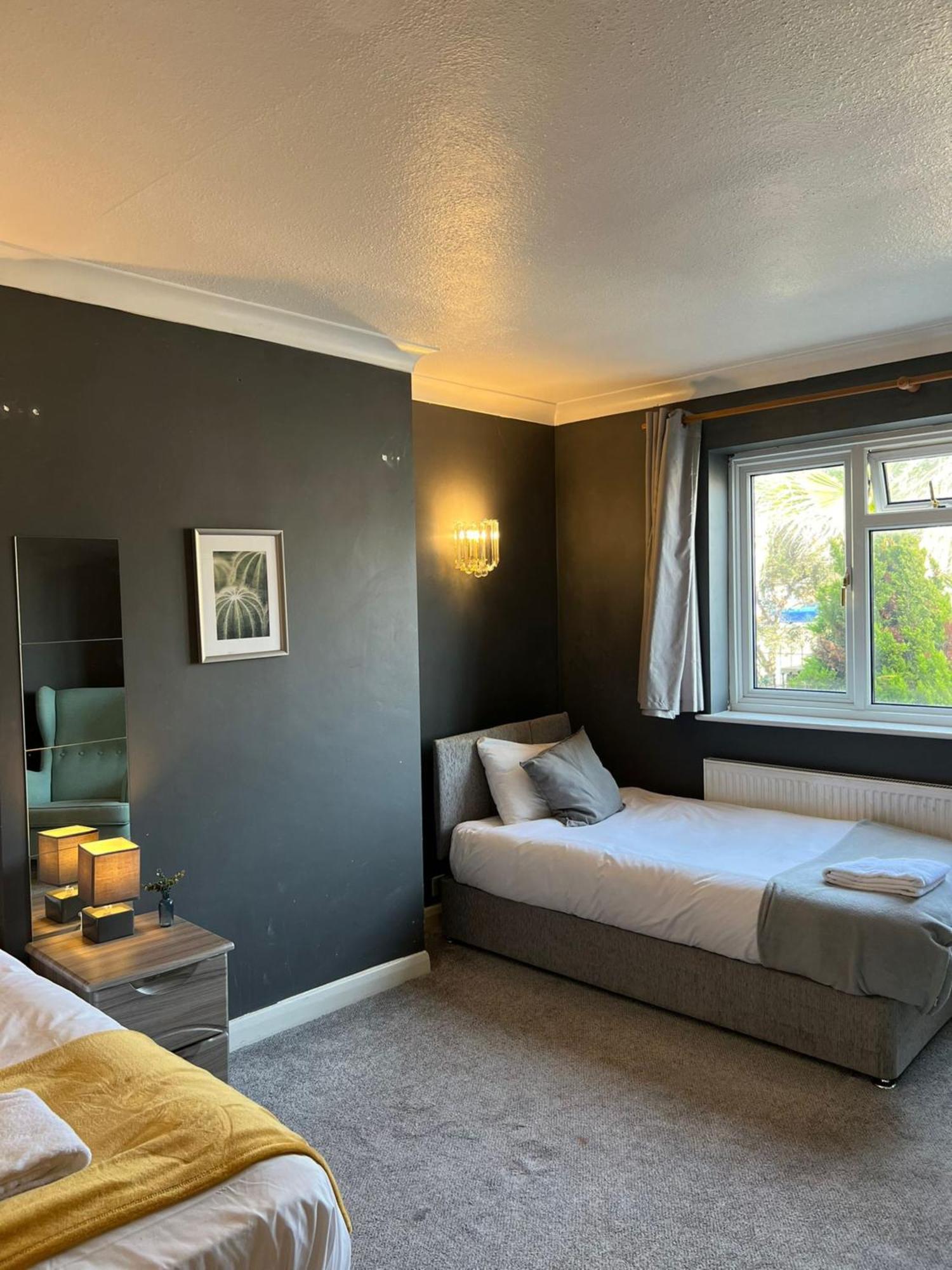 Airport Garden Rooms Feltham Ngoại thất bức ảnh